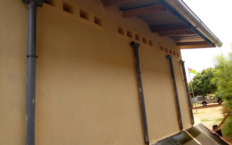 Rückwand mit Entnahmeluken